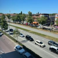 Sunny and spacious apartment, hotel di Charlois, Rotterdam