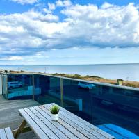 Stunning Panoramic Sea View Beach Location - Sleeps up to 4 People - Free Parking - The Best Beach! - Great Location - Fast WiFi - Smart TV - Newly decorated - sleeps up to 4! Close to Bournemouth & Poole Town Centre & Sandbanks