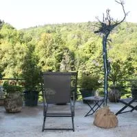 Studio Malou - Cosy, grande terrasse et vue rivière، فندق في Olliergues