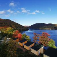 Knotty Pine Ocean Front Cabin - Adults Only, hôtel à Ingonish Beach