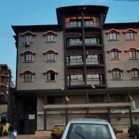 Appartement meublé deux chambres et climatisé en bordure de route, hotel in Yaoundé