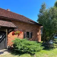 Apartament w XIX-wiecznym Spichlerzu nad Jeziorem z dostępem do parku i widokiem na Dworek Modrzewiowy z 1823 roku, hotel i Szteklin