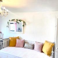 Happy Place with kitchenette- female only, hotel in Sydenham, Sydenham