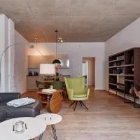 havelblau Ferienlofts - Stilvoll wohnen unmittelbar an der Havel - zentral - Küche - WLAN - Wallbox - Kajaks und Fahrräder vor Ort, Hotel in Brandenburg an der Havel