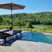 Glamping A frame lake Heated pool, hotel en Barajevo