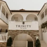 TRINITY THE HOTEL, hótel í Amoliani