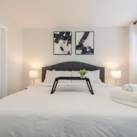 3bedroom Stylish Getaway by the Park with 2-Car Garage, hotel in Southwest Calgary, Calgary