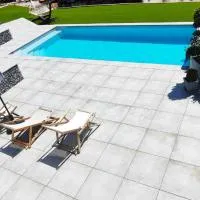 Chambre vue lac av piscine, Hotel in Prunières