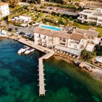 Bella Hotel & Restaurant with private dock for mooring boats, hotell i San Felice del Benaco