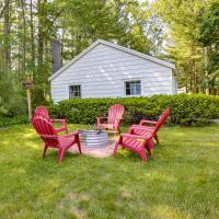 Traverse City Home with Fire Pit, Patio and Yard!, hotel i nærheden af Cherry Capital Lufthavn - TVC, Traverse City
