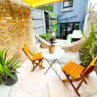 Modern flat with KING bed, garden & outdoor dining