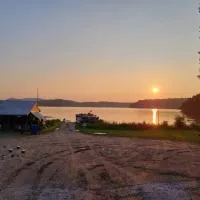 Chalet with great lake view，Gracefield的飯店