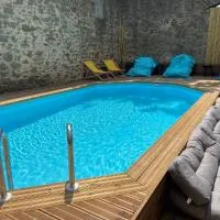 T4 bord canal du midi, piscine, hotell i Homps
