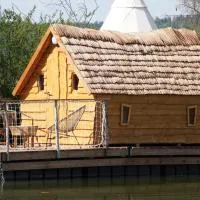 Les Cabanes Flottantes, хотел в Givrauval