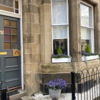 Lovely main door 2 bed apartment, hotel in Bruntsfield, Edinburgh