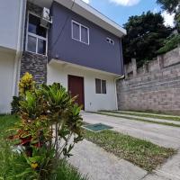 Casa El Cipres Residencial Privada, hotel in Santo Tomás