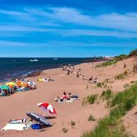 Salt & Sand Cottage - Aboiteau Beach & Dunes, hotel em Cap-Pele