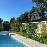 Chambre d’hôtes avec piscine, hotel en Éguzon-Chantôme
