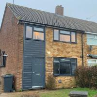 Fabulous 4 bed 4 bath right by Luton Airport、ルートンにあるロンドン・ルートン空港 - LTNの周辺ホテル