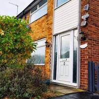 Superb 4 Bed 4 Bath House Right by Luton Airport, hotel malapit sa London Luton Airport - LTN, Luton