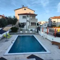 Ivana's Apartments with Amazing Pool Access, hotel a Rovinjsko Selo