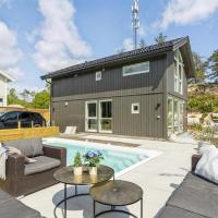 Nice Home In Frvik With Wifi, 3 Bedrooms And Outdoor Swimming Pool, hôtel à Færvik