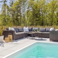 Nice Home In Frvik With Wifi, 3 Bedrooms And Outdoor Swimming Pool, hotel di Færvik