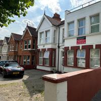 Malvern Lodge Guest House- Close to Beach, Train Station & Southend Airport