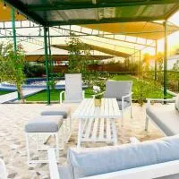 Luxury Farm 2 with Swimming Pool, готель у місті Al Rahba