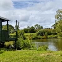 Charming tranquil Shepherds Hut with lakeside balcony 'Roach'