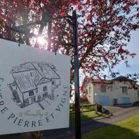 Entre Pierre et Vigne - Charming former Winery Farmhouse with Hot Tub & Swimming Pool, hotel em Monestier