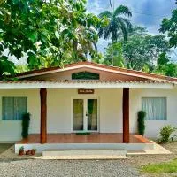 Casa Martin Cahuita Charming Spanish Home, hotel di Cahuita
