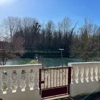 Les berges du canal, maison avec Jacuzzi, viešbutis mieste Couvrot