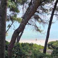 Sunny Seaside Villa-90 m from beach, отель в Криопиги