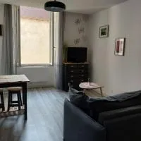 studio hyper centre, wifi,, Hotel in La Châtre