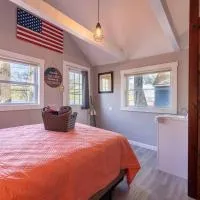 Adorable Cottage with stunning Lake Views, hotel i Alton