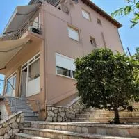 Family Apartment, hotel a Derveni