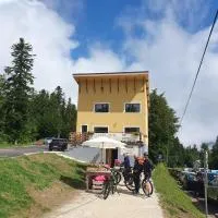 Chalet Jaune CHAMECHAUDE, хотел в Sarcenas