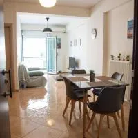 Modern apartment at Nea Artaki، فندق في نيا أرتاكي