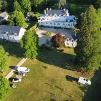 EMPLACEMENT BUCOLIQUE DE CAMPING dans le parc du château - Attention tente et matériels non fournis et sans possibilité de faire courir une rallonge pour se raccorder à l'électricité, hotel u gradu Brain-sur-Allonnes