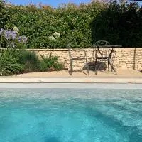 Le Cabanon de Livia avec piscine privée, hotel v destinácii Cucuron