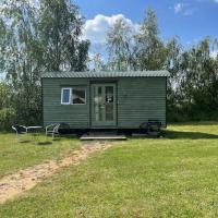 Lakeside Shepard's Hut 'Sanderling'