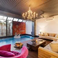 StayVista's The Barn House - Farm-View Villa with with bonfire, Indoor Pool & Bar, hotelli kohteessa Chandigarh