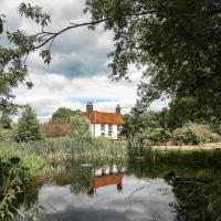 5 Bed Farmhouse Suitable for Contractors Private Parking