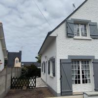 House with beautiful garden close to the sea