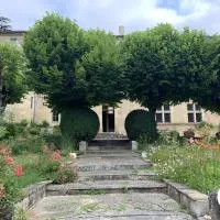 Château de Gardès、Castinのホテル