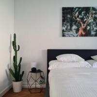 2 BR - Kingsize Bett - Garten - Parken - Küche, hotel in: Wollishofen, Zürich