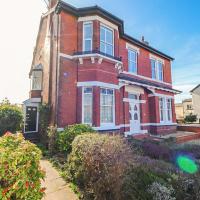 Spacious Victorian Birkdale Apartment with Garden