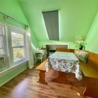 Cozy 1-bedroom loft with falls view 4mins to falls, hotel in Clifton Hill, Niagara Falls