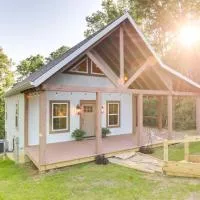 Serene Kentucky Cabin w/ Fireplace + Fire Pit!, hotel em Williamstown